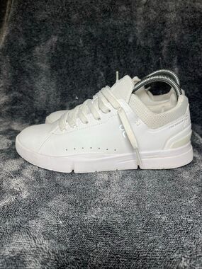 On Cloud The Roger Centre Court Women 8.5 All White Leather Sneaker